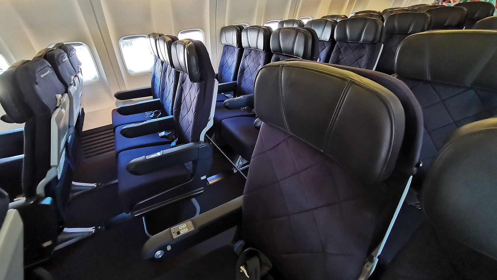 Qantas Boeing 737 Economy Class cabin