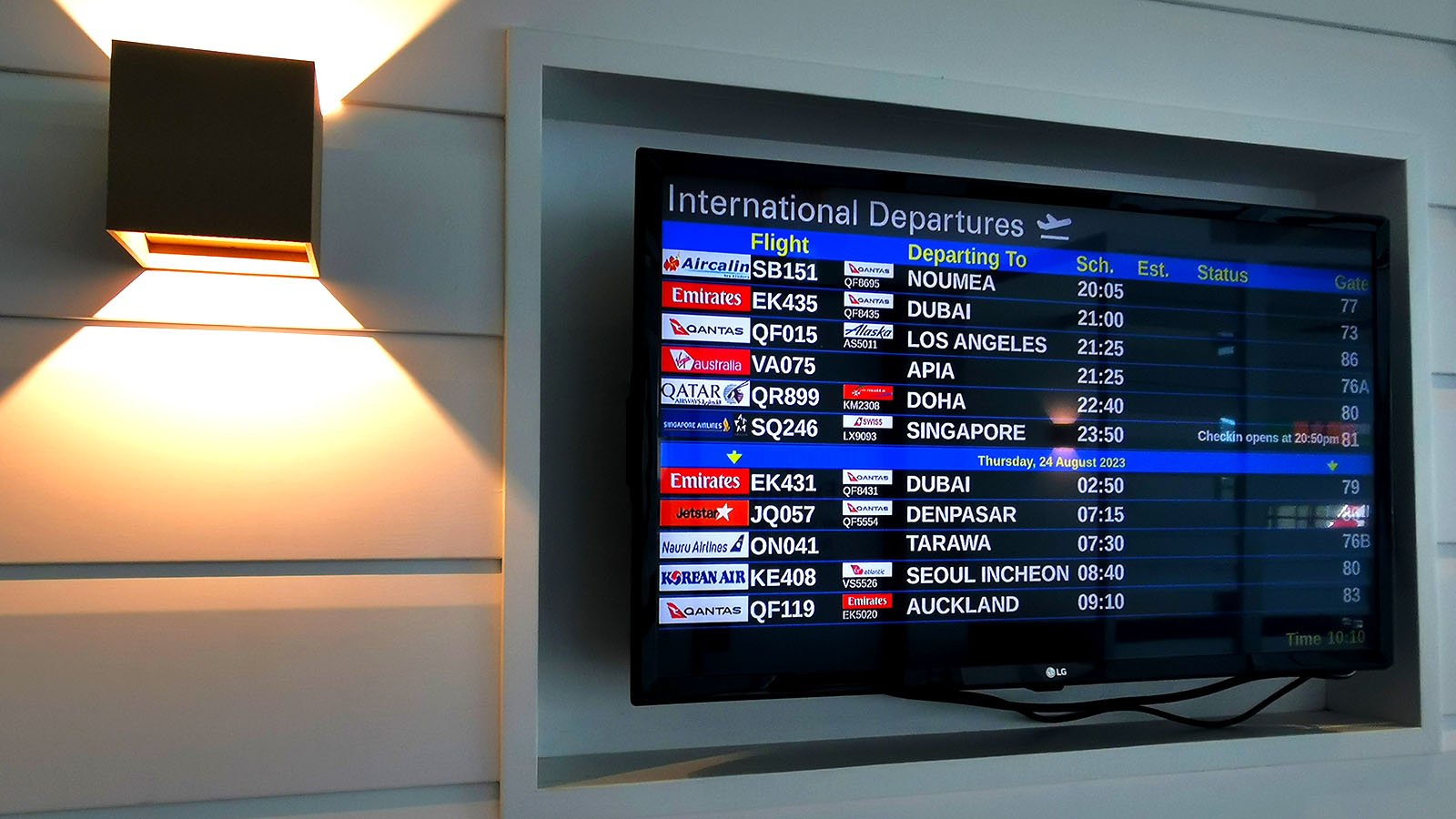 Flight display screen in the Qantas International Lounge, Brisbane
