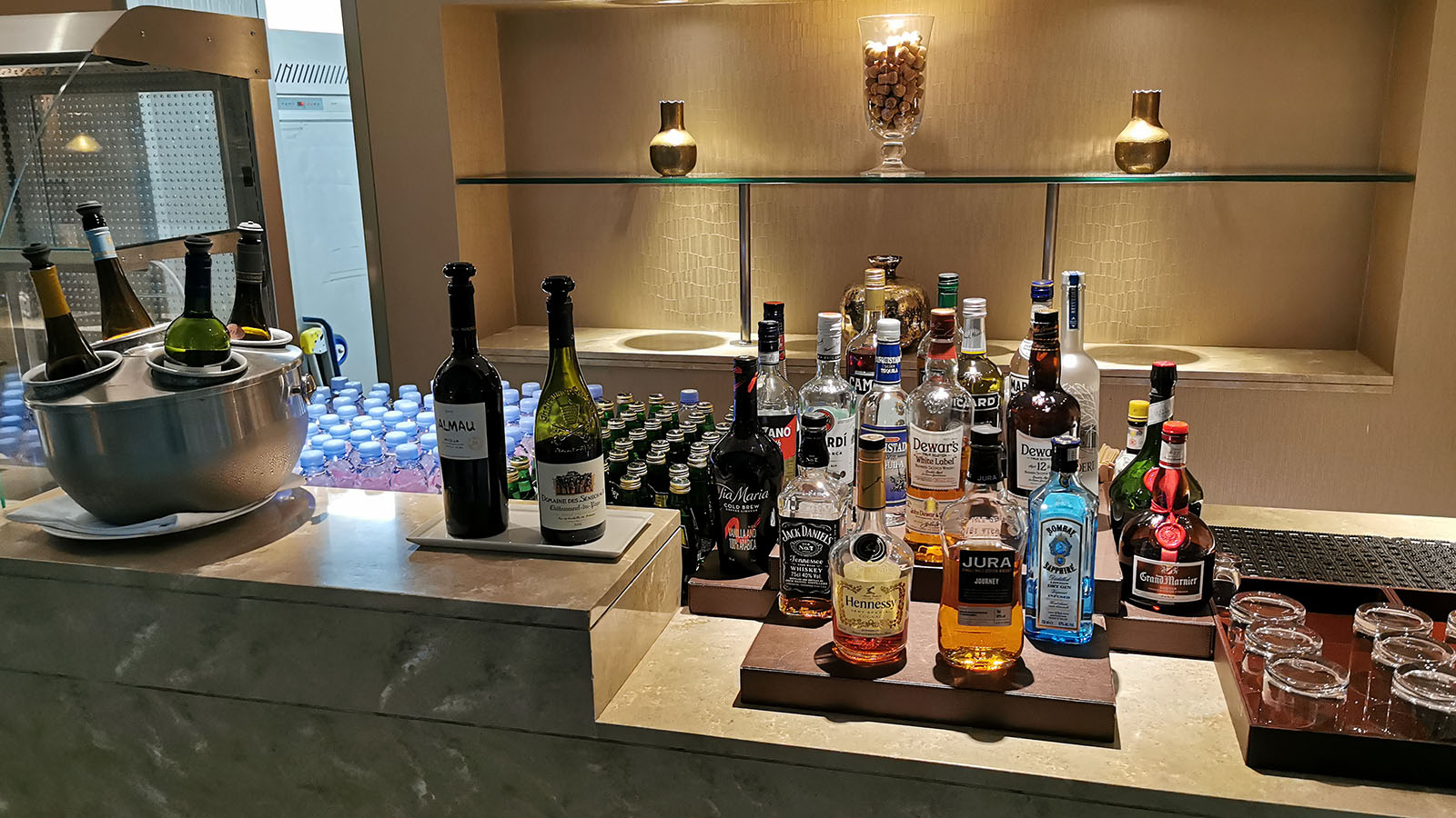 Bar in the Emirates Business Class Lounge Dubai T3, Concourse B