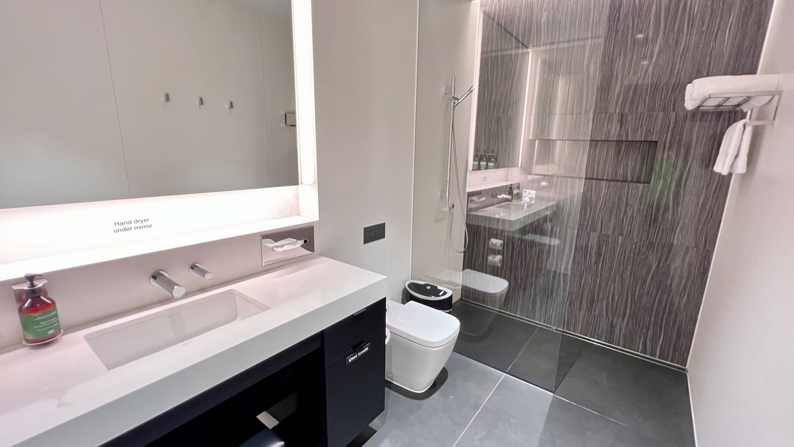 best shower suites in melbourne airport lounge