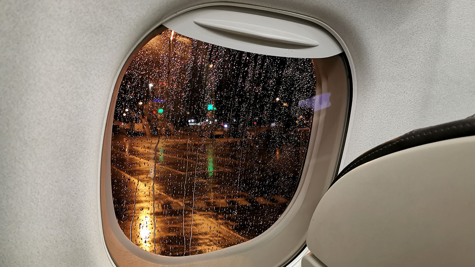 View from inside the QantasLink Embraer E190