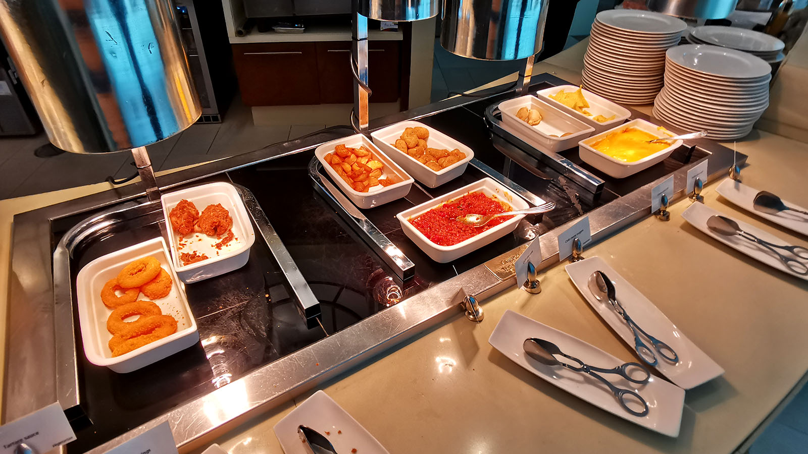 Meals in the Emirates Business Class Lounge, Dubai Concourse A