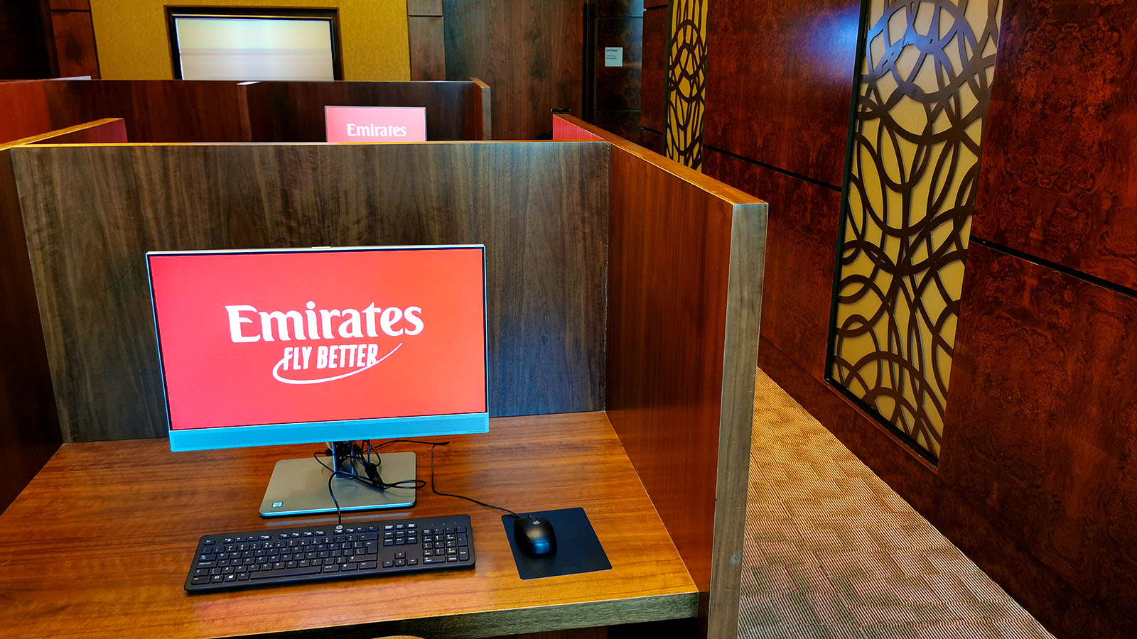 Work desk in the Emirates Business Class Lounge, Dubai Concourse A