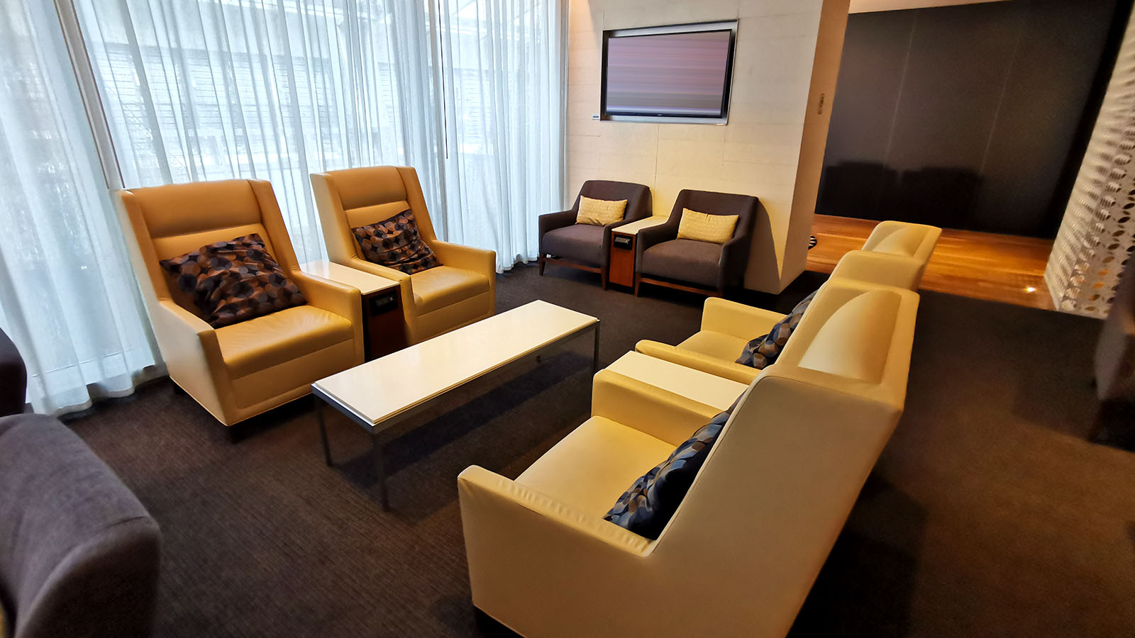 Entertainment zone in the Star Alliance Lounge (First Class), Los Angeles