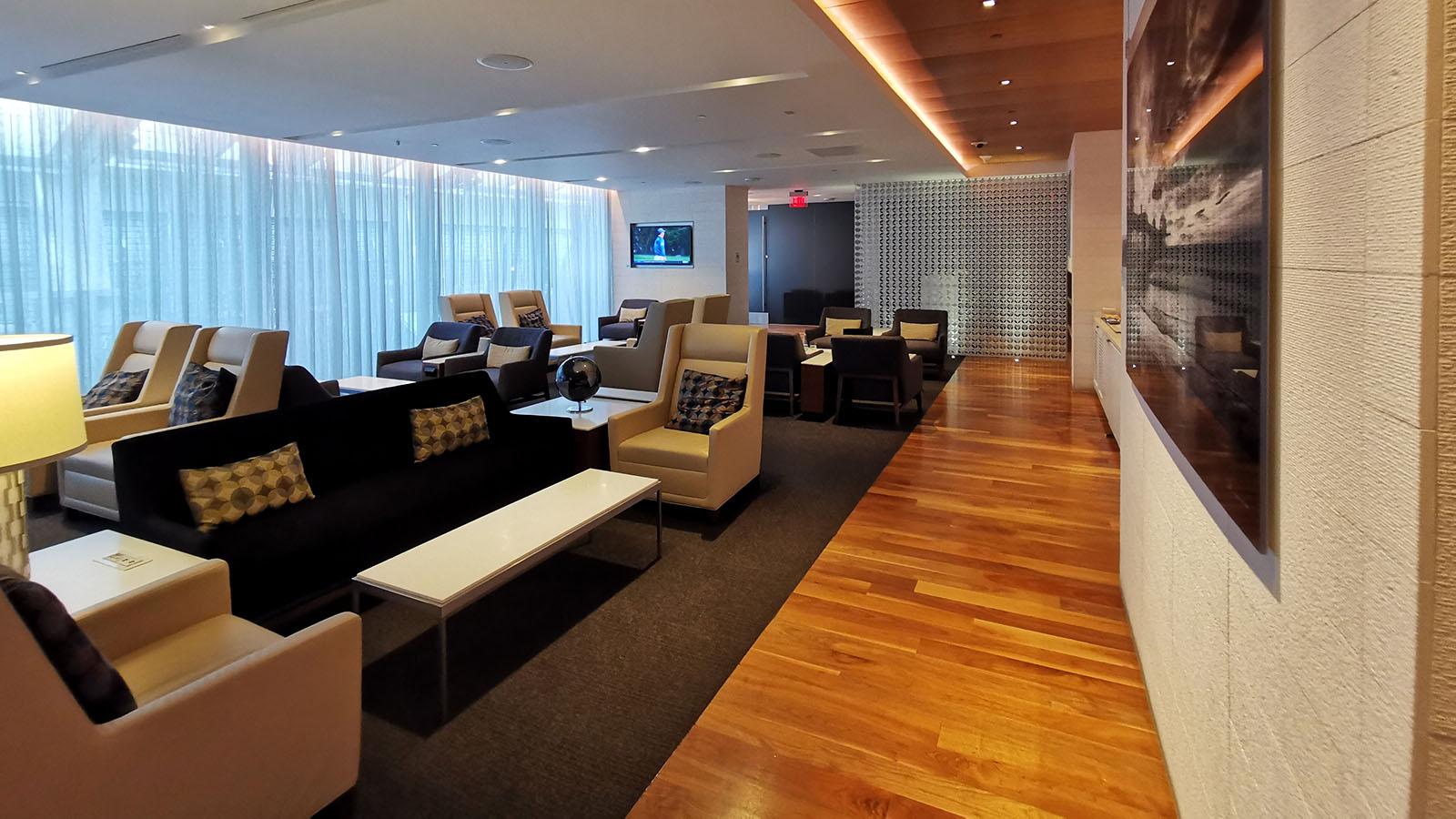 Long view of the Star Alliance Lounge (First Class), Los Angeles