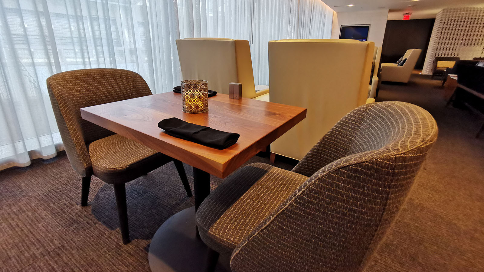 Dining room in the Star Alliance Lounge (First Class), Los Angeles