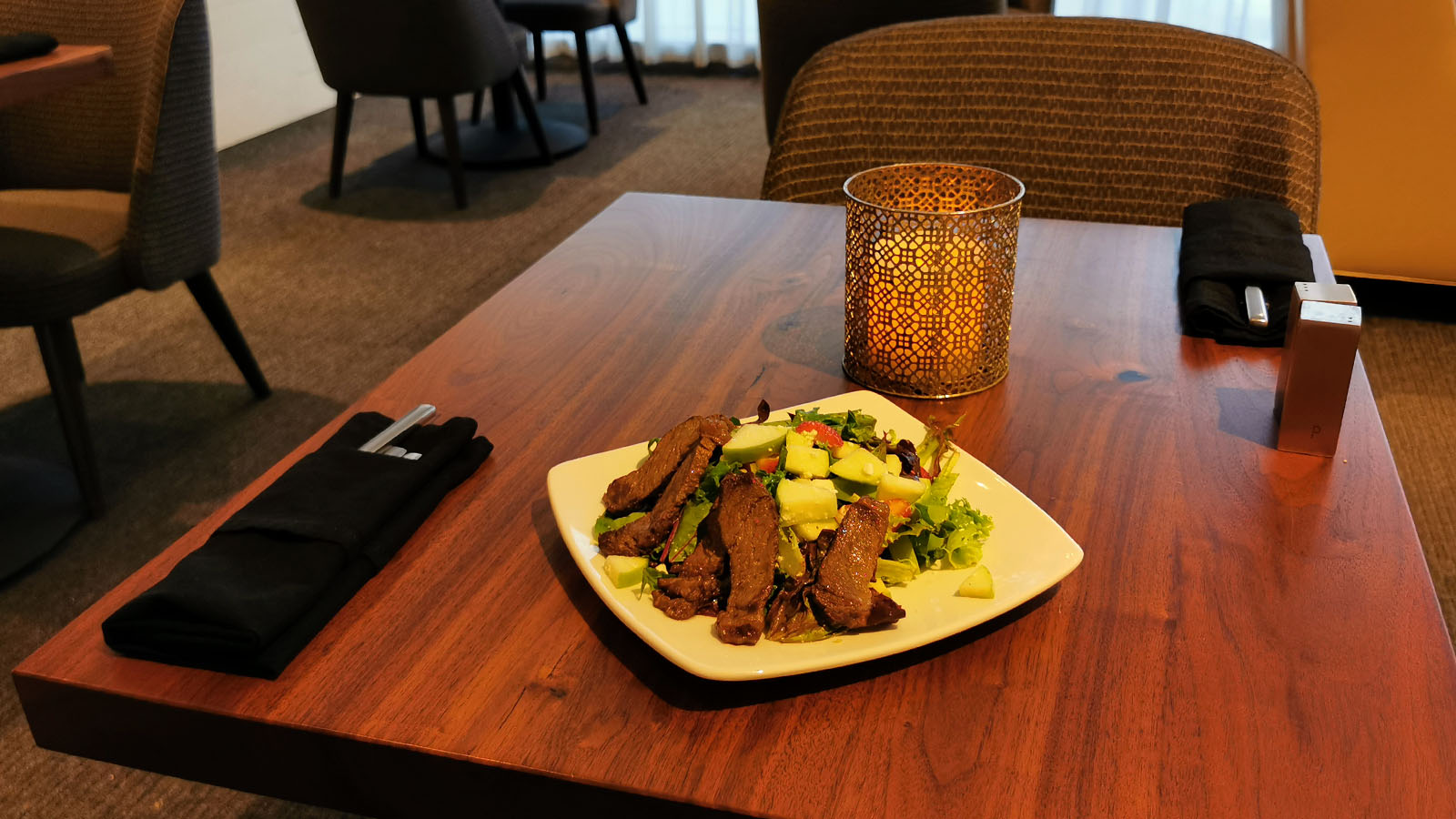 Cooked meal in the Star Alliance Lounge (First Class), Los Angeles