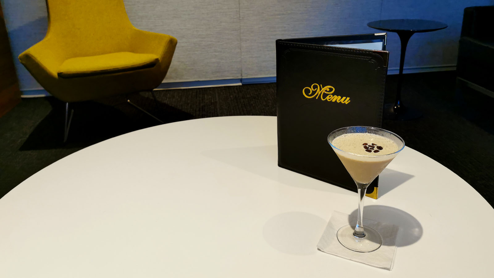 Cocktail in the Star Alliance Lounge (First Class), Los Angeles