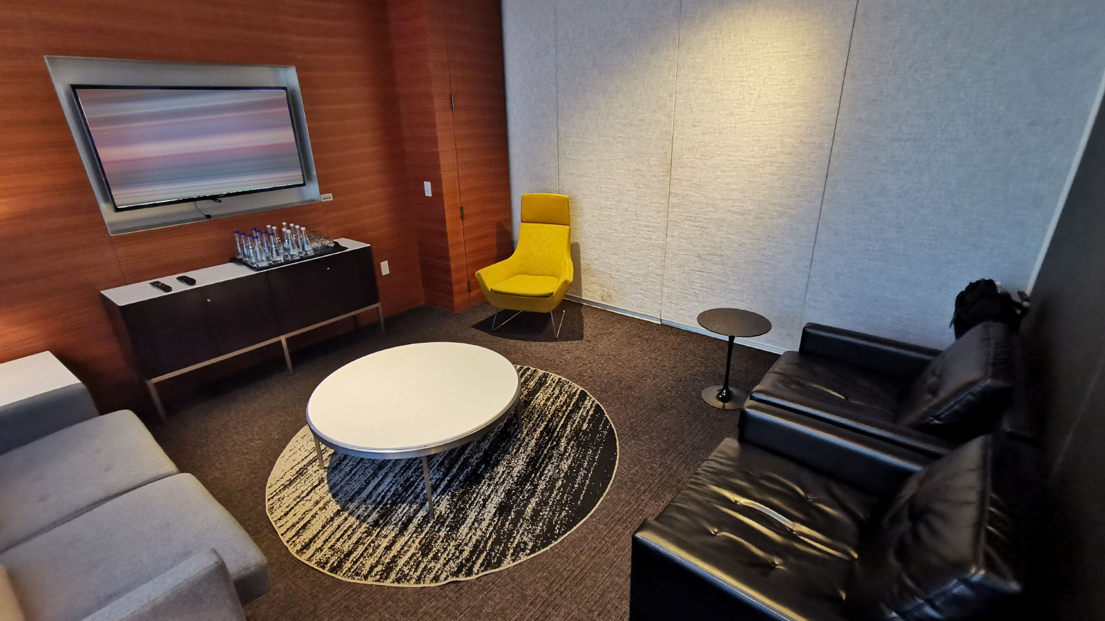 Private room in the Star Alliance Lounge (First Class), Los Angeles
