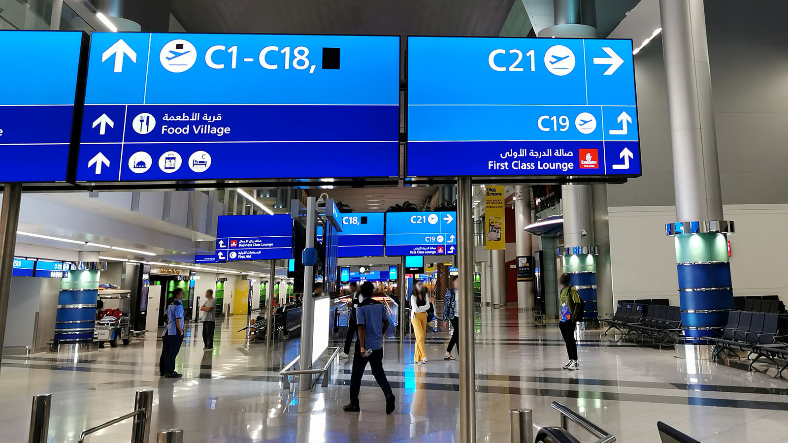 Signage towards the Emirates First Class Lounge, Dubai Concourse C