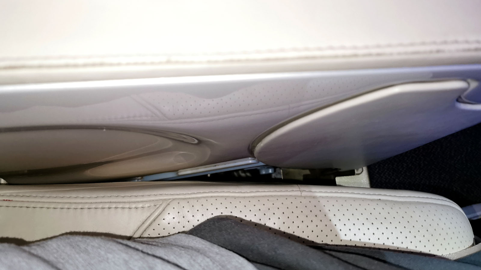 Phone falls through the gap in Emirates Airbus A380 Business Class