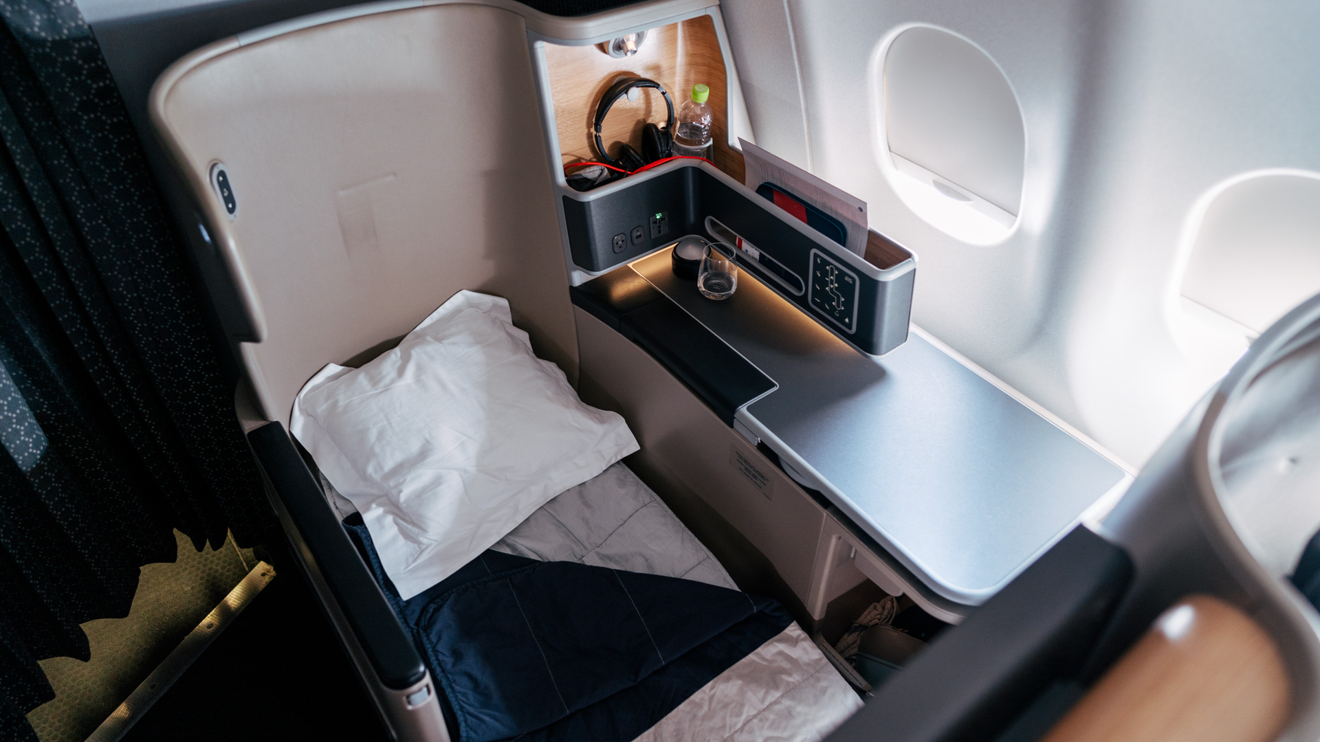 QF80 Business Class flat bed
