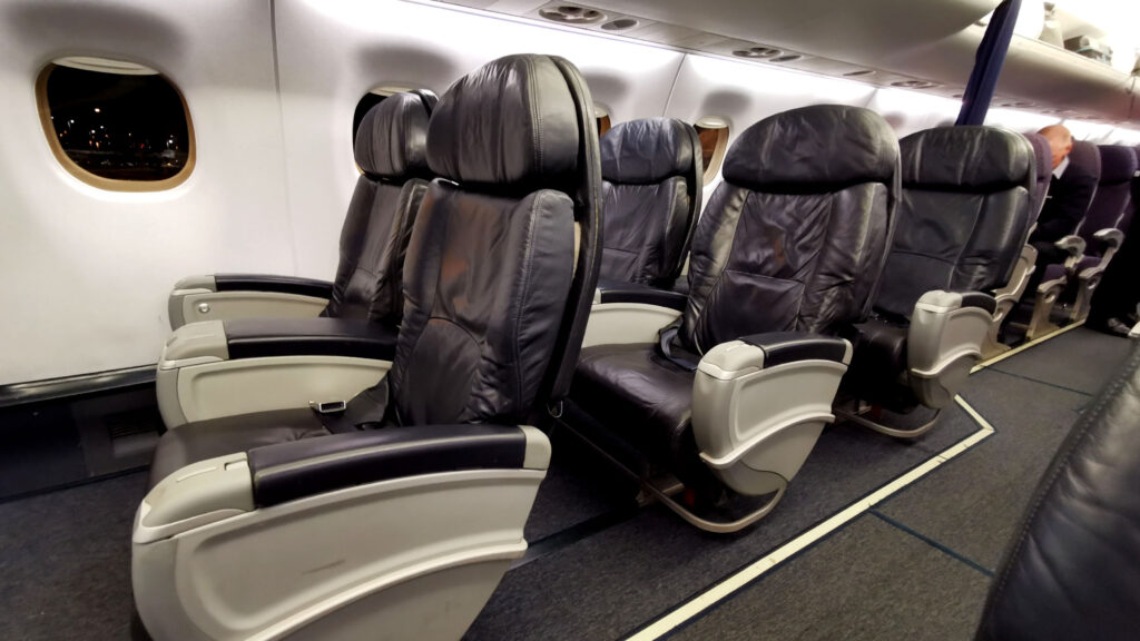 Review: QantasLink/Alliance E190 Business (Brisbane – Adelaide) - Point ...