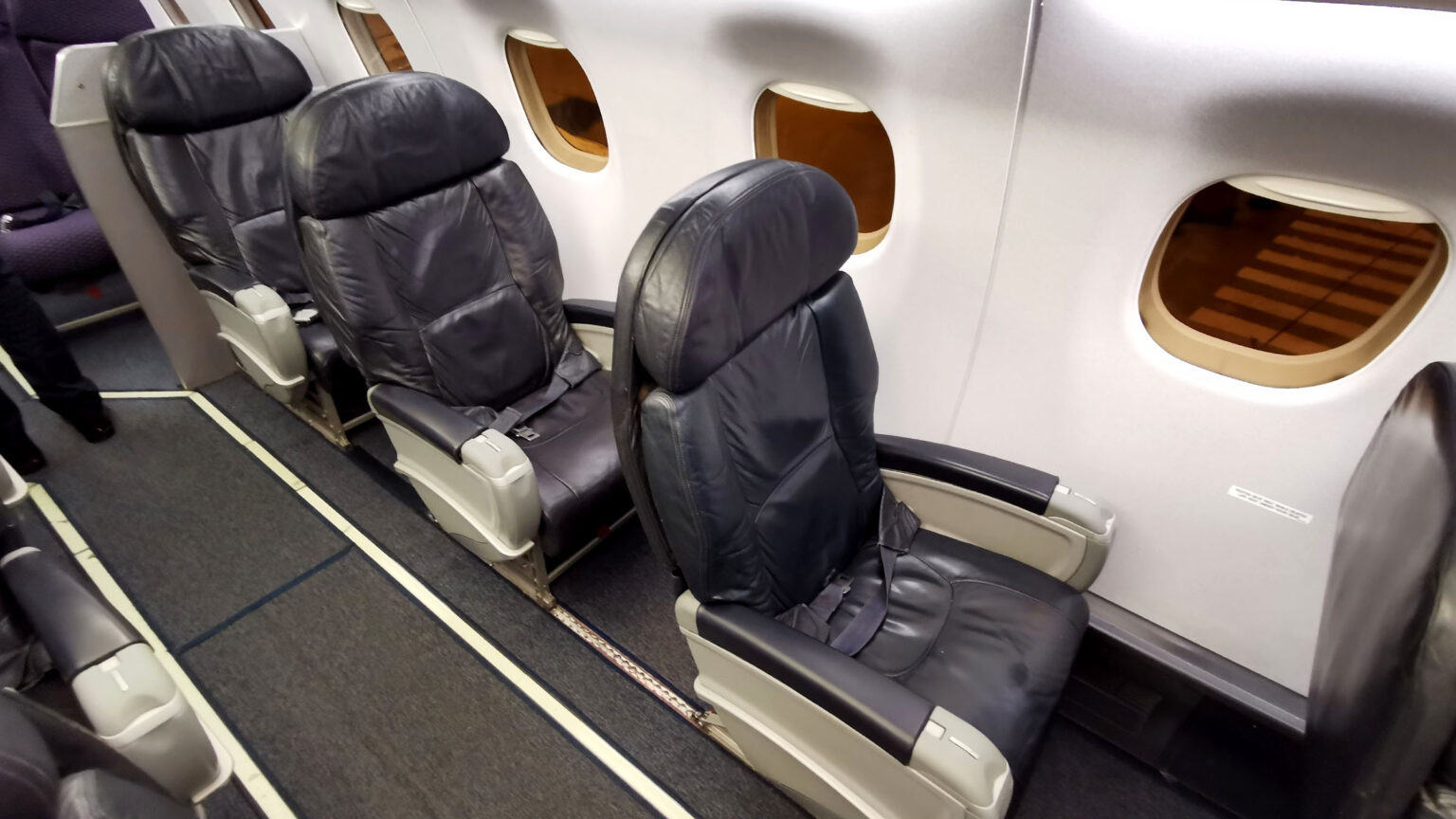 Review: QantasLink/Alliance E190 Business (Brisbane – Adelaide) - Point ...