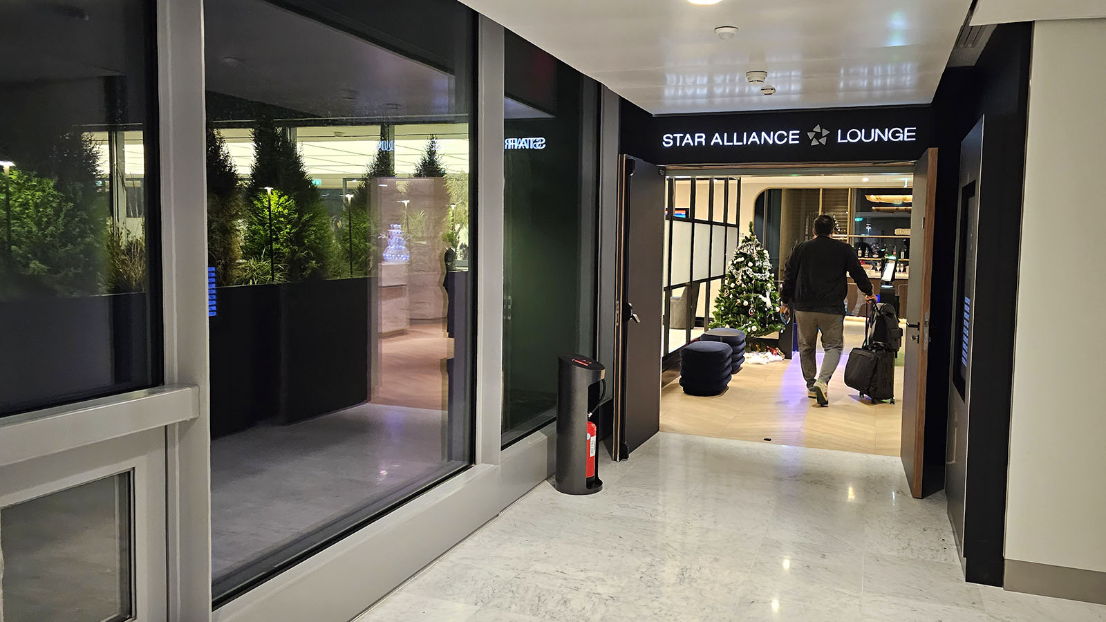 Approaching reception at the Star Alliance Lounge, Paris