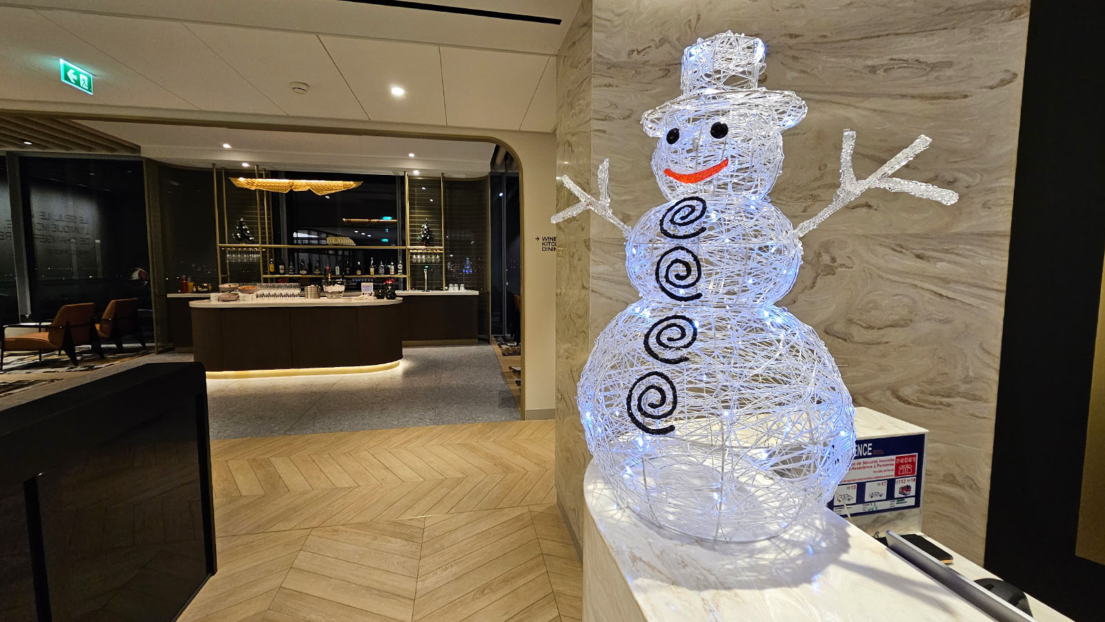 Snowman in the Star Alliance Lounge, Paris