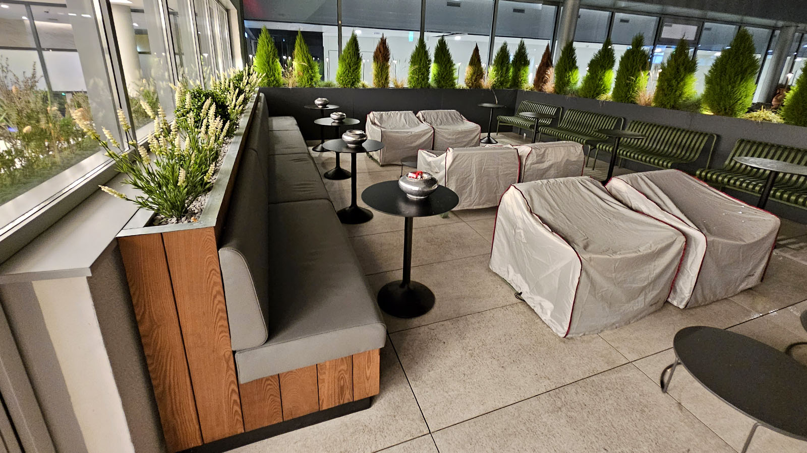 Outside area at the Star Alliance Lounge, Paris