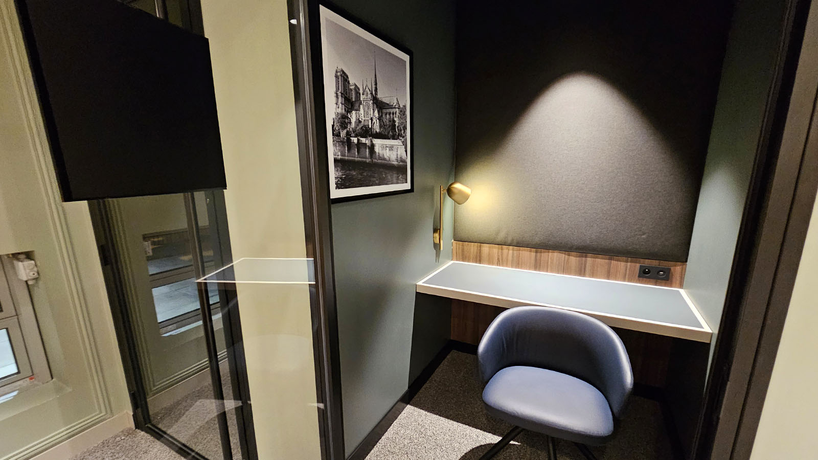 Office in the Star Alliance Lounge, Paris