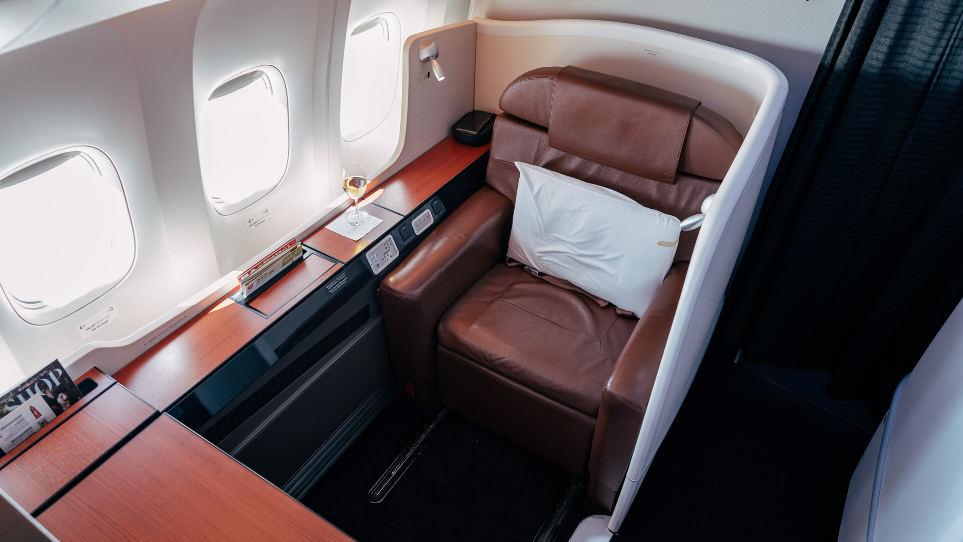 Japan Airlines Boeing 777 First Class seat
