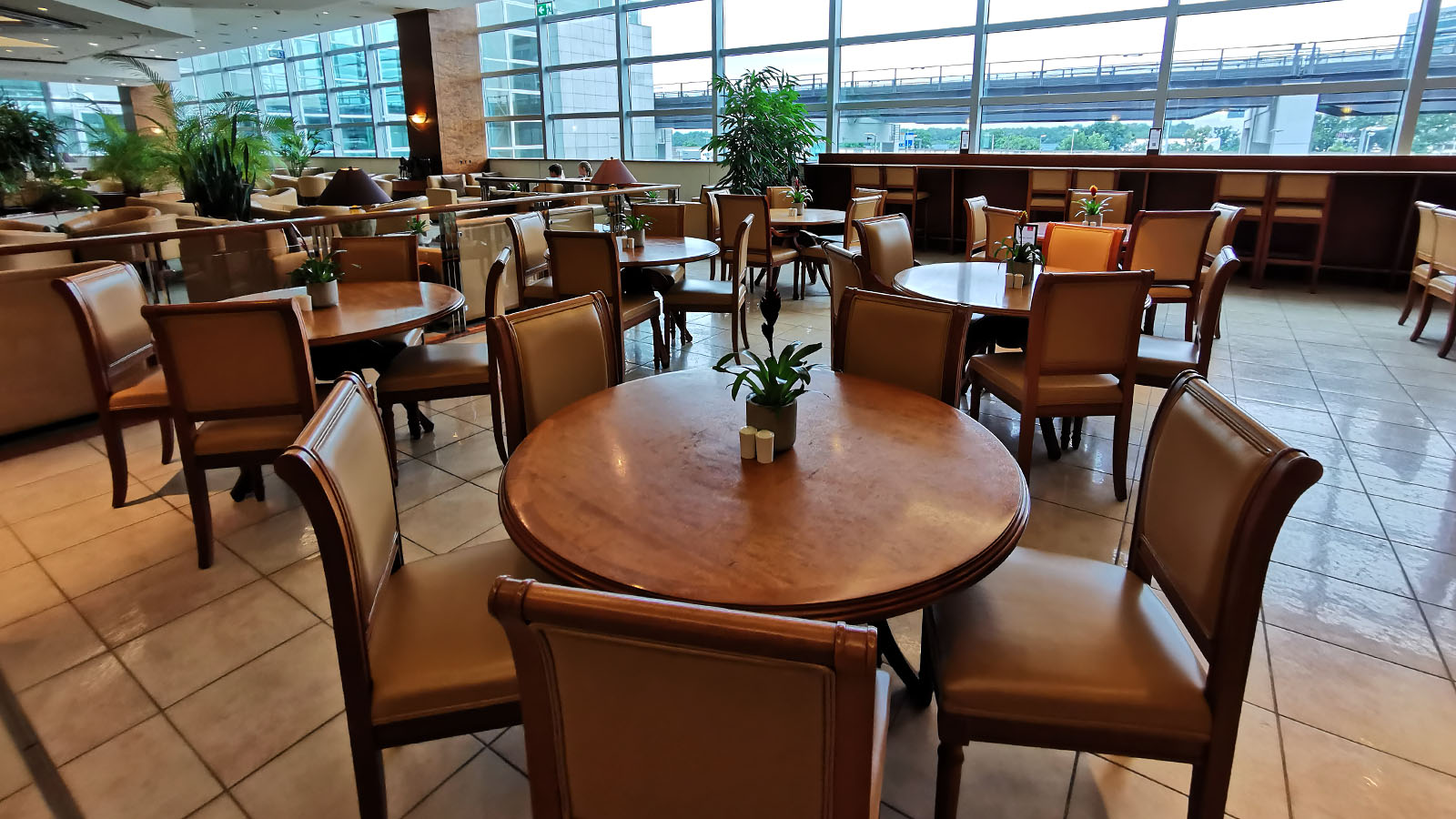 Dining area in the Emirates Lounge, Frankfurt