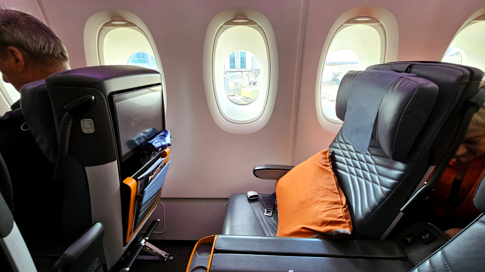 Window views in Singapore Airlines Airbus A380 Premium Economy