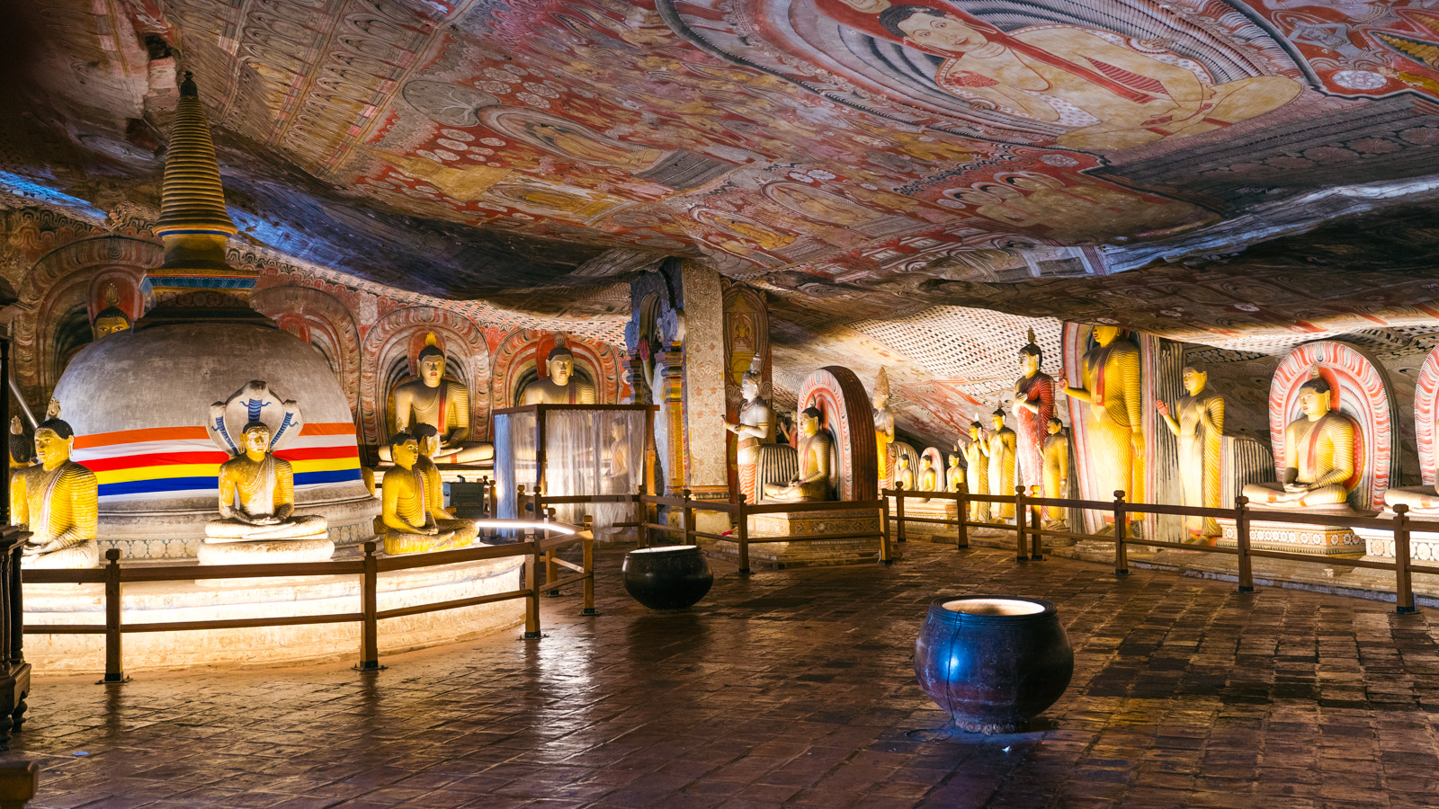 Buddha statues inside Dambulla Cave Temple