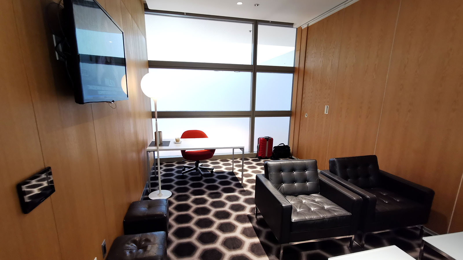 Book an office in the Qantas International First Lounge, Los Angeles