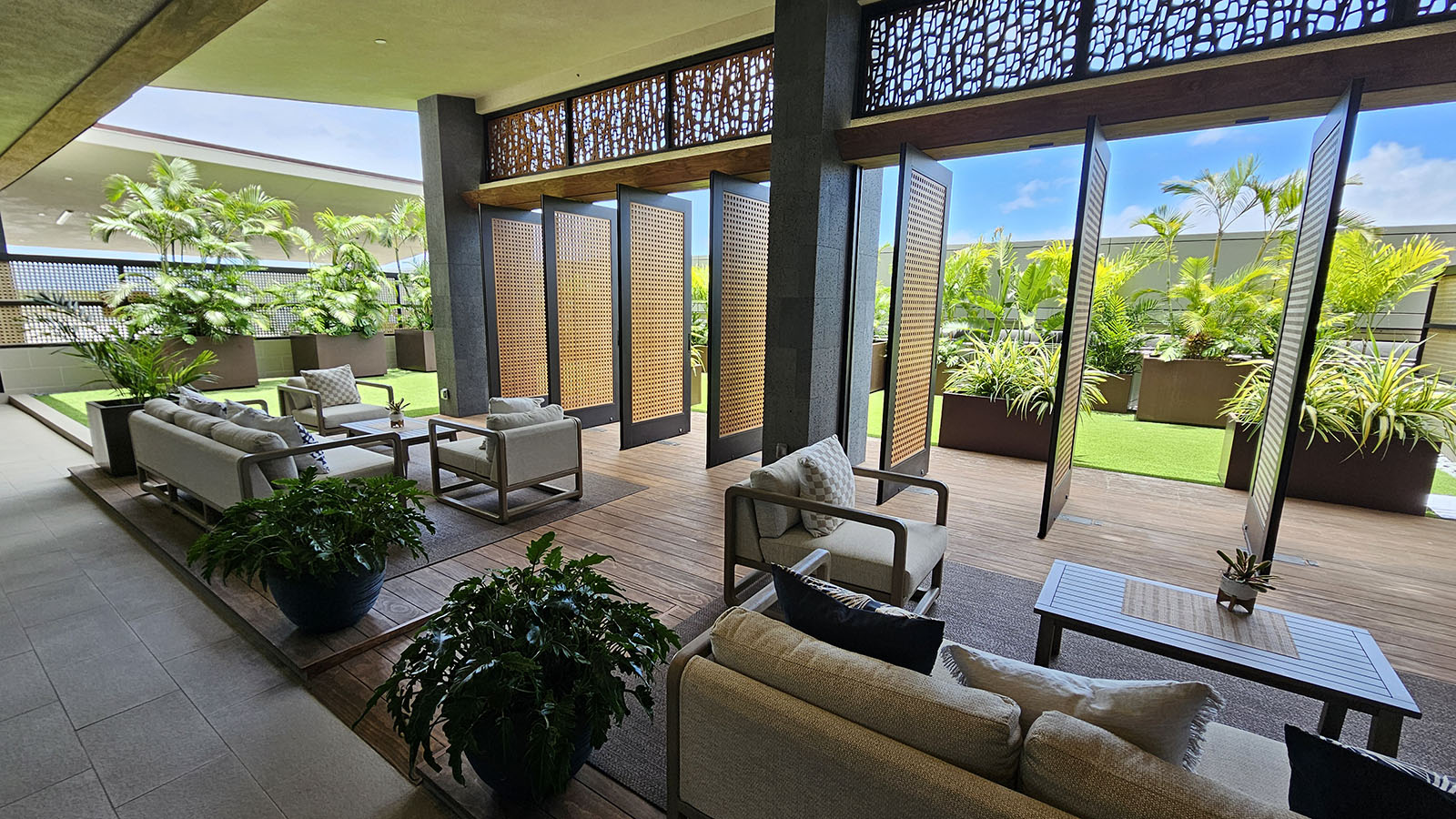 Get some sun in Hawaiian Airlines' private lounge