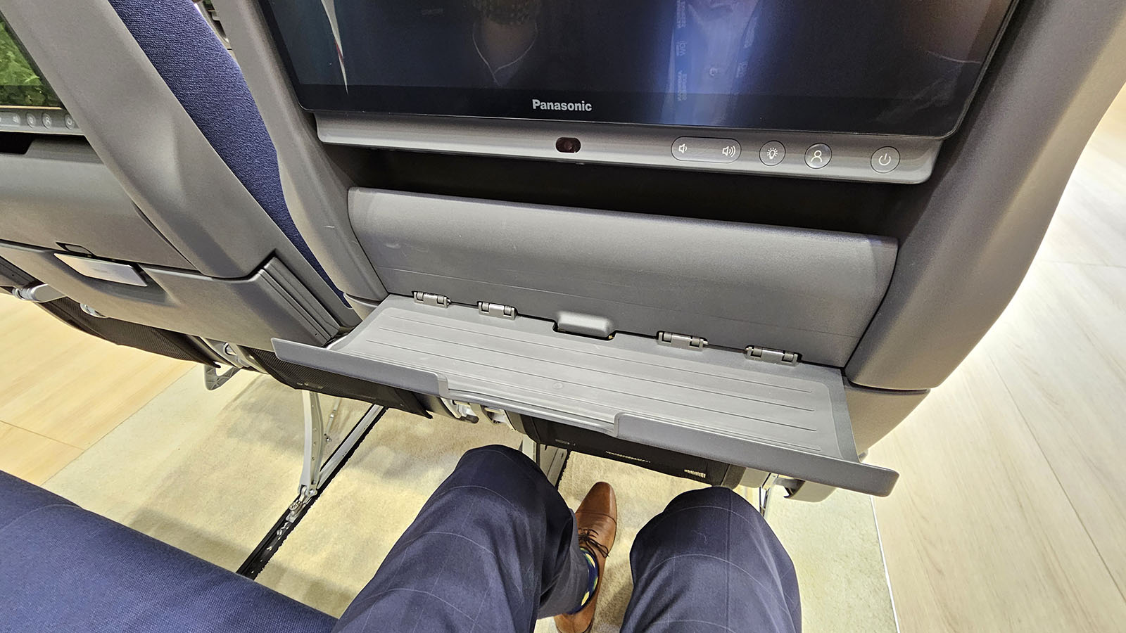 Use the mini tray in Qantas' Project Sunrise Economy seat