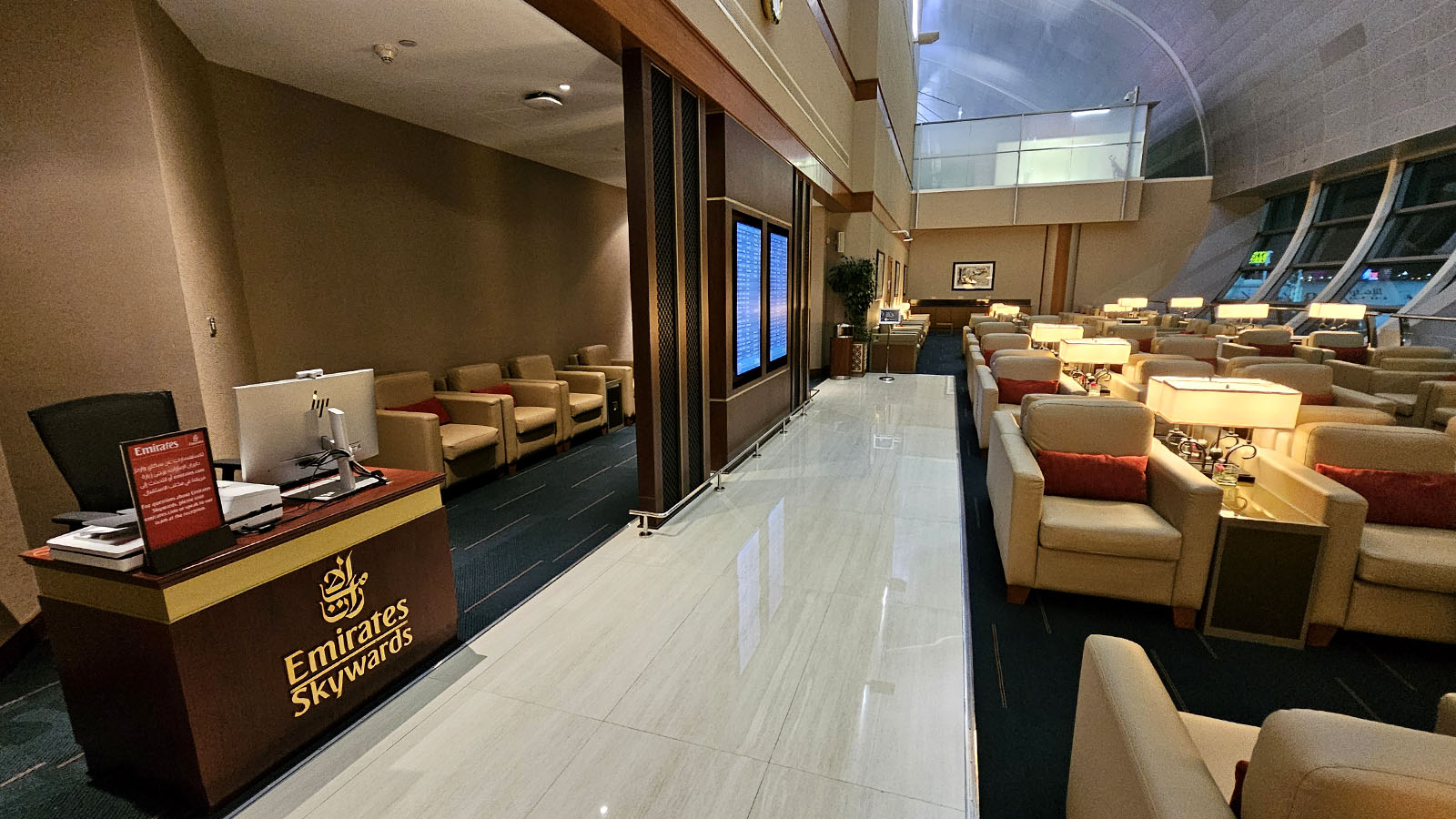 Frequent flyer service in the Emirates Business Class Lounge, Dubai T3 Concourse C