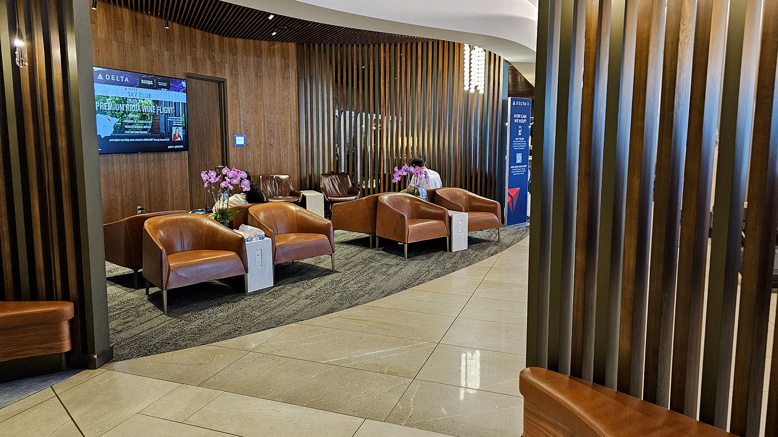 Wandering inside the Delta Sky Club, LAX T3