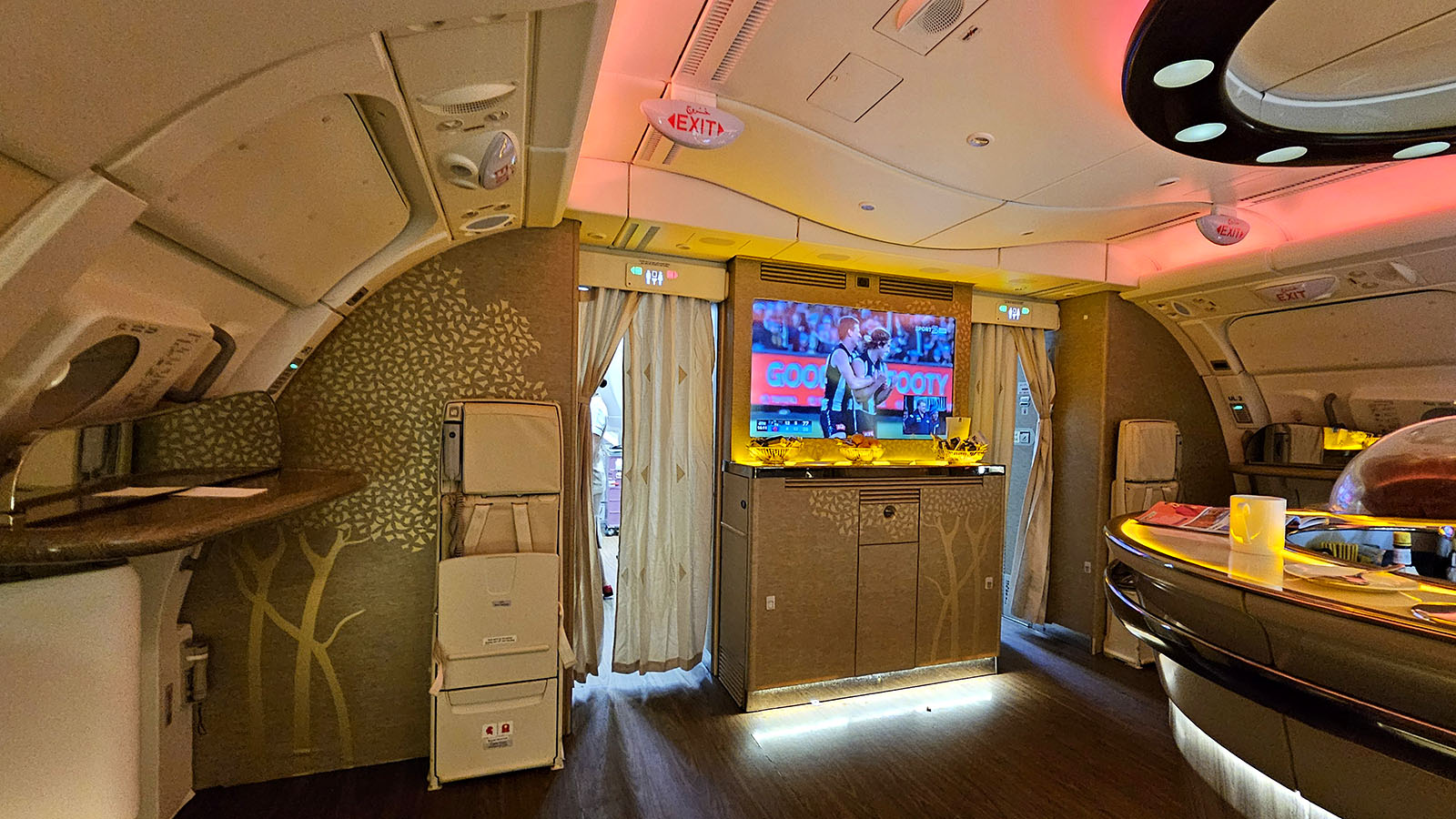 No overhead lockers in the Emirates A380 onboard lounge