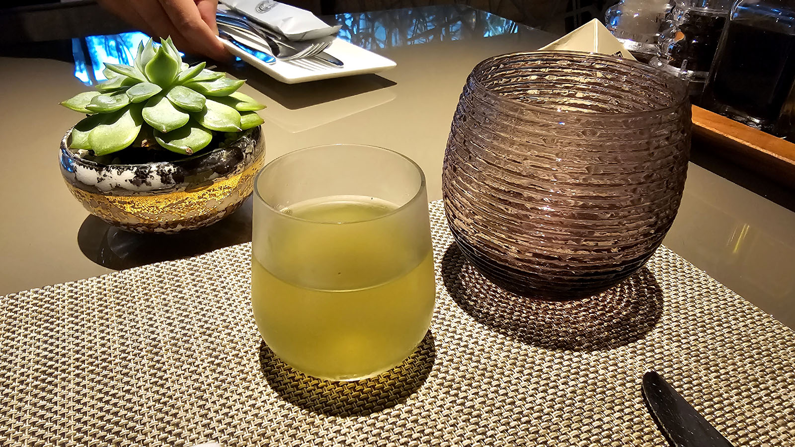 Lime and mint welcome drink in the Qatar Airways Premium Lounge, Singapore