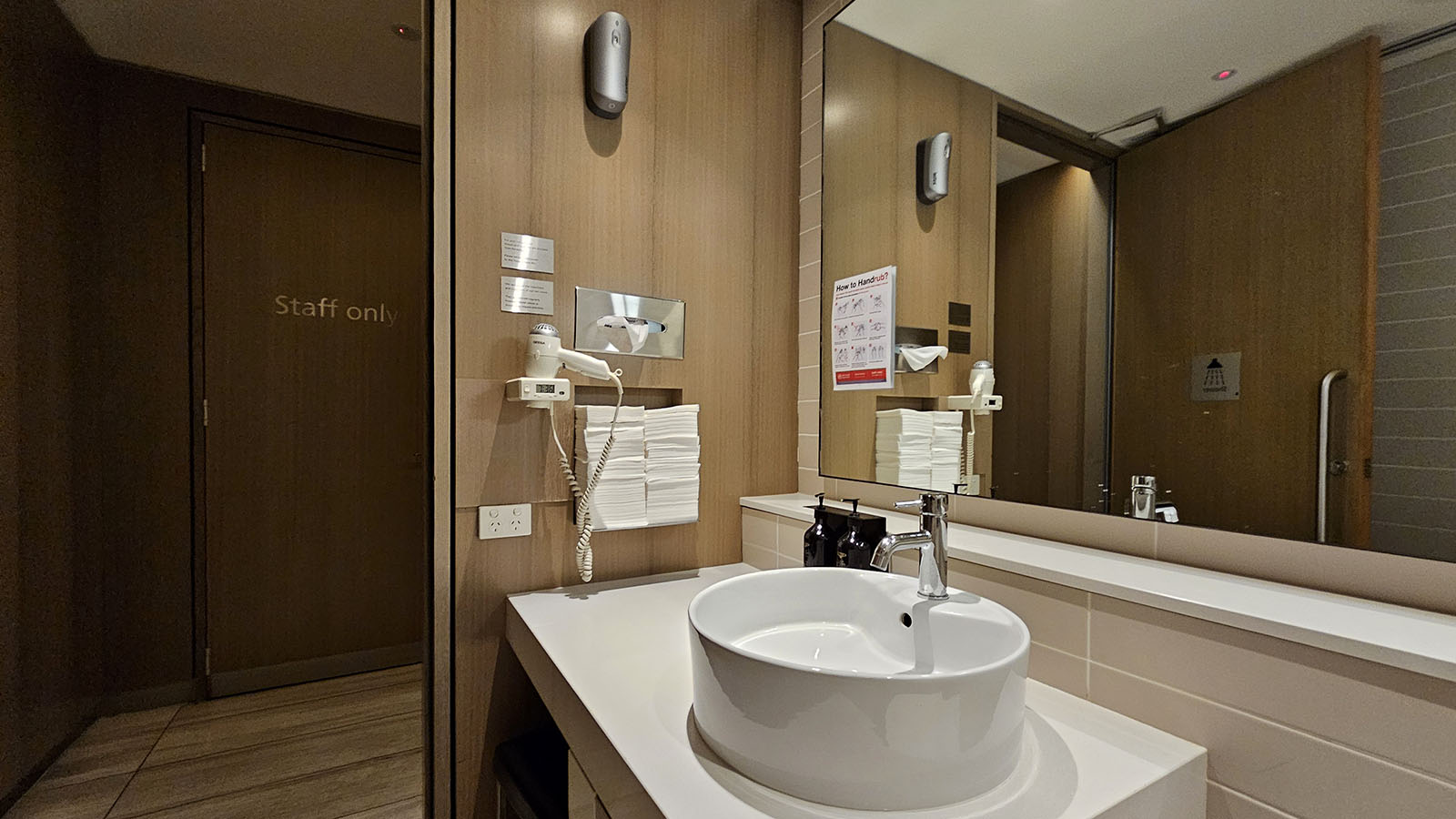 Showers in the Qantas Domestic Business Lounge, Canberra