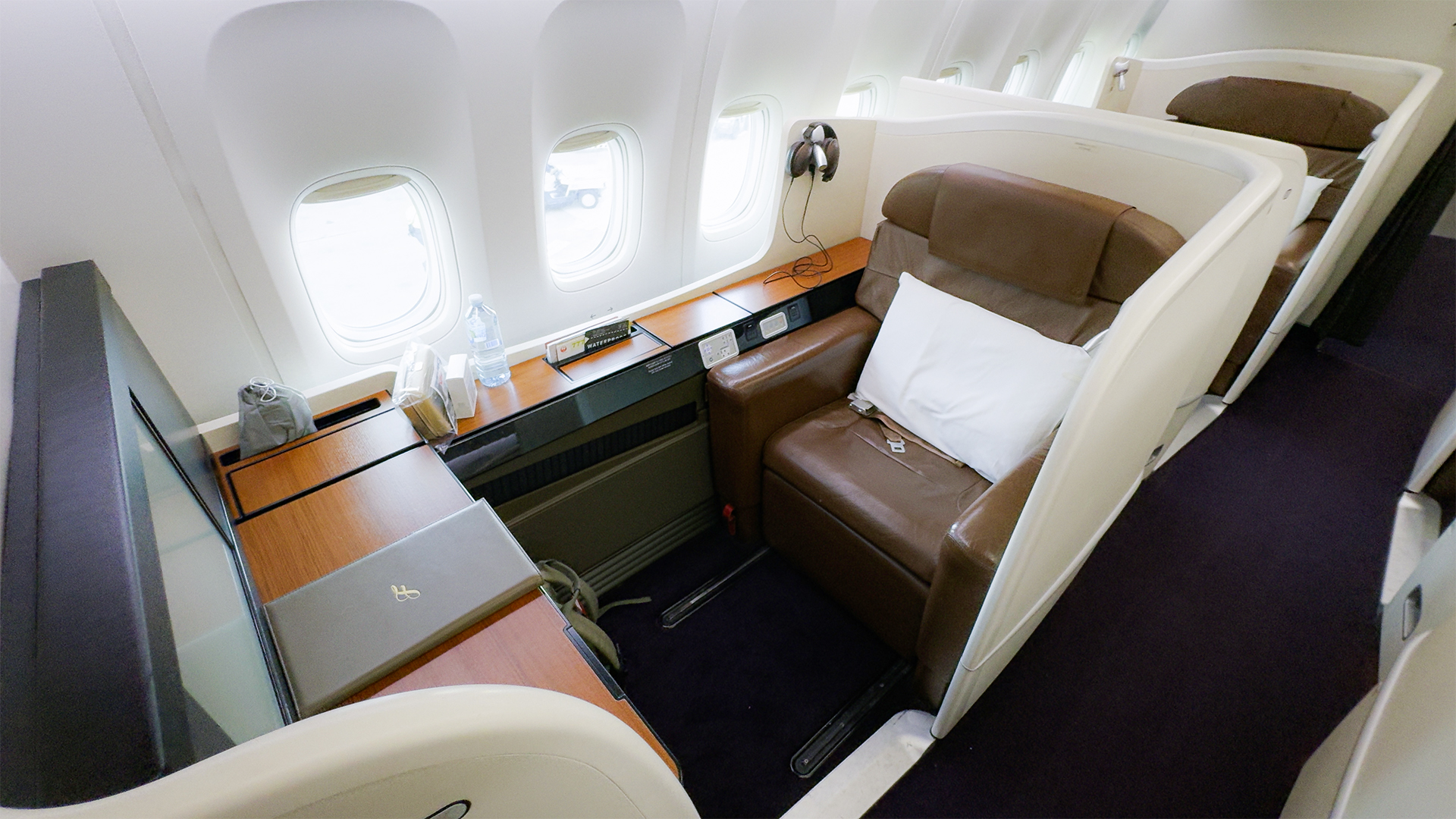 JAL Boeing 777 First Class suite SYD-HND