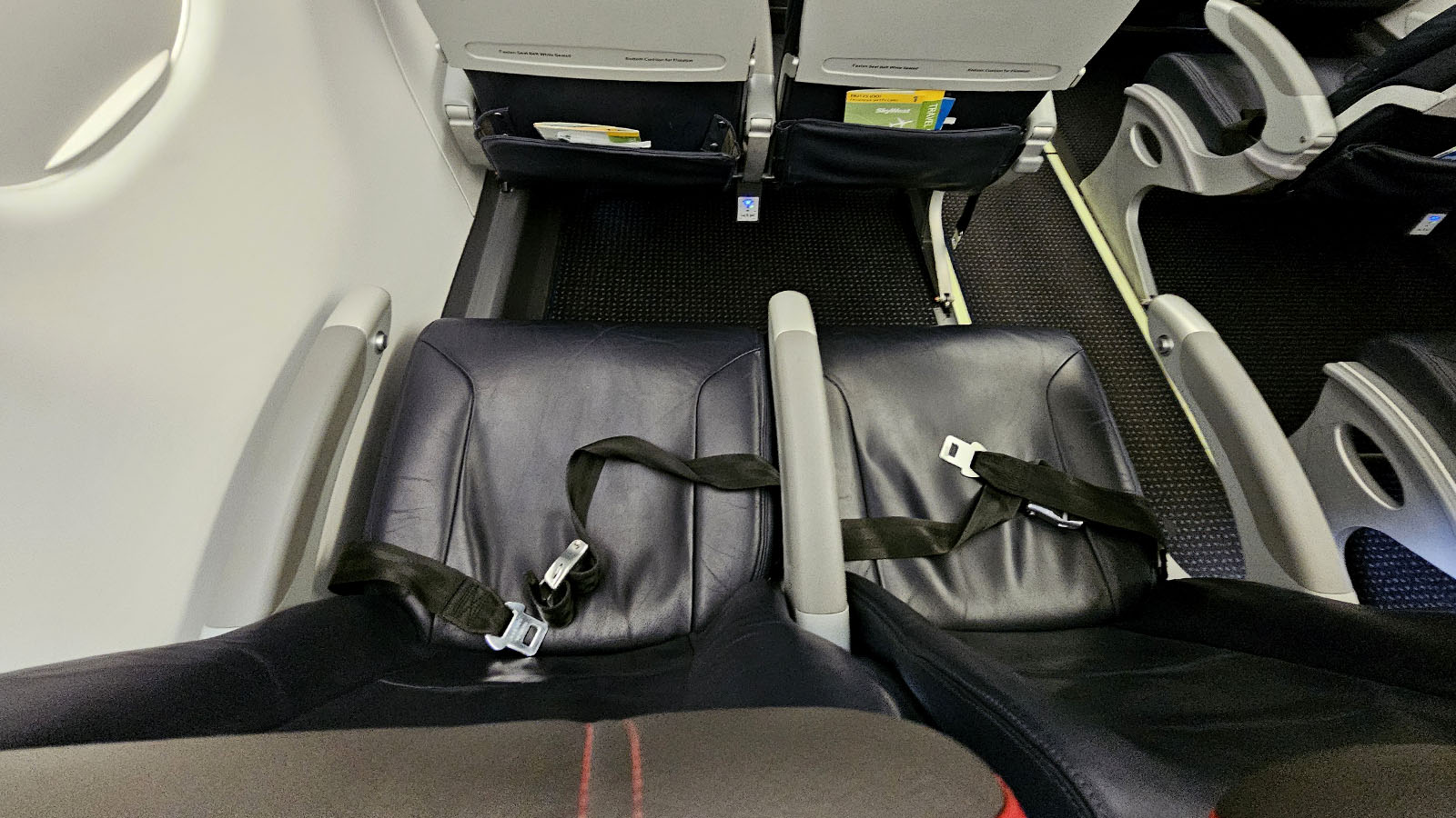 Space in American Eagle Embraer E175 Economy Class