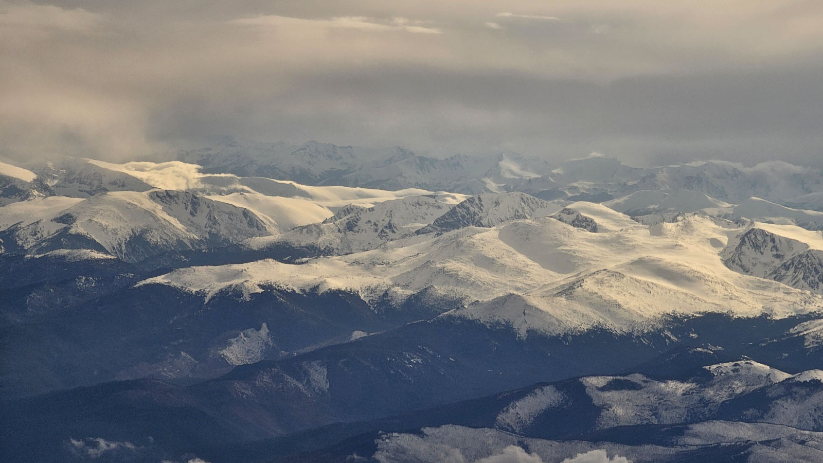 Mountains seen from American Eagle Embraer E175 Economy Class