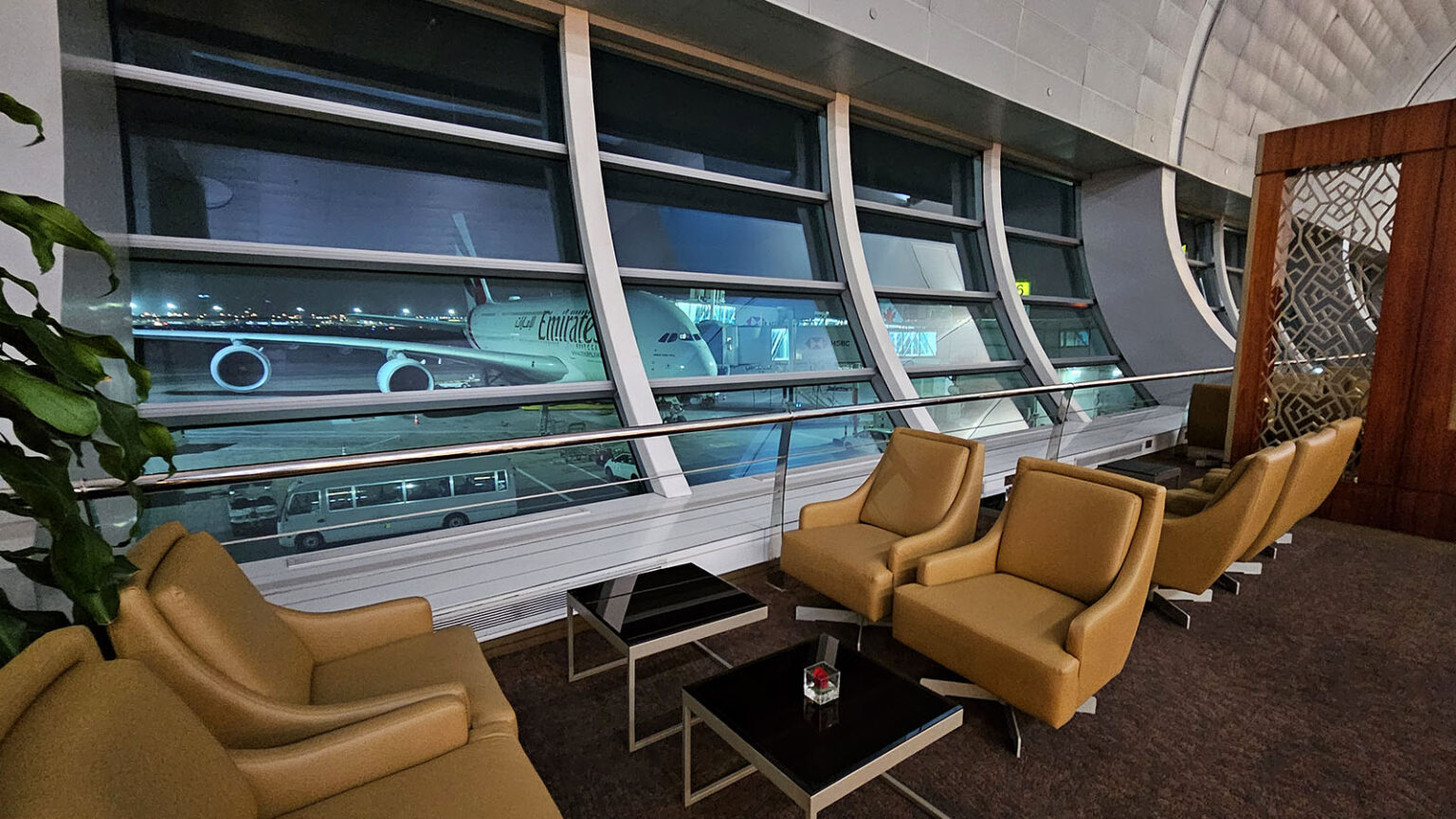Review: 'The Emirates Lounge', Dubai Terminal 3, Concourse C - Point Hacks