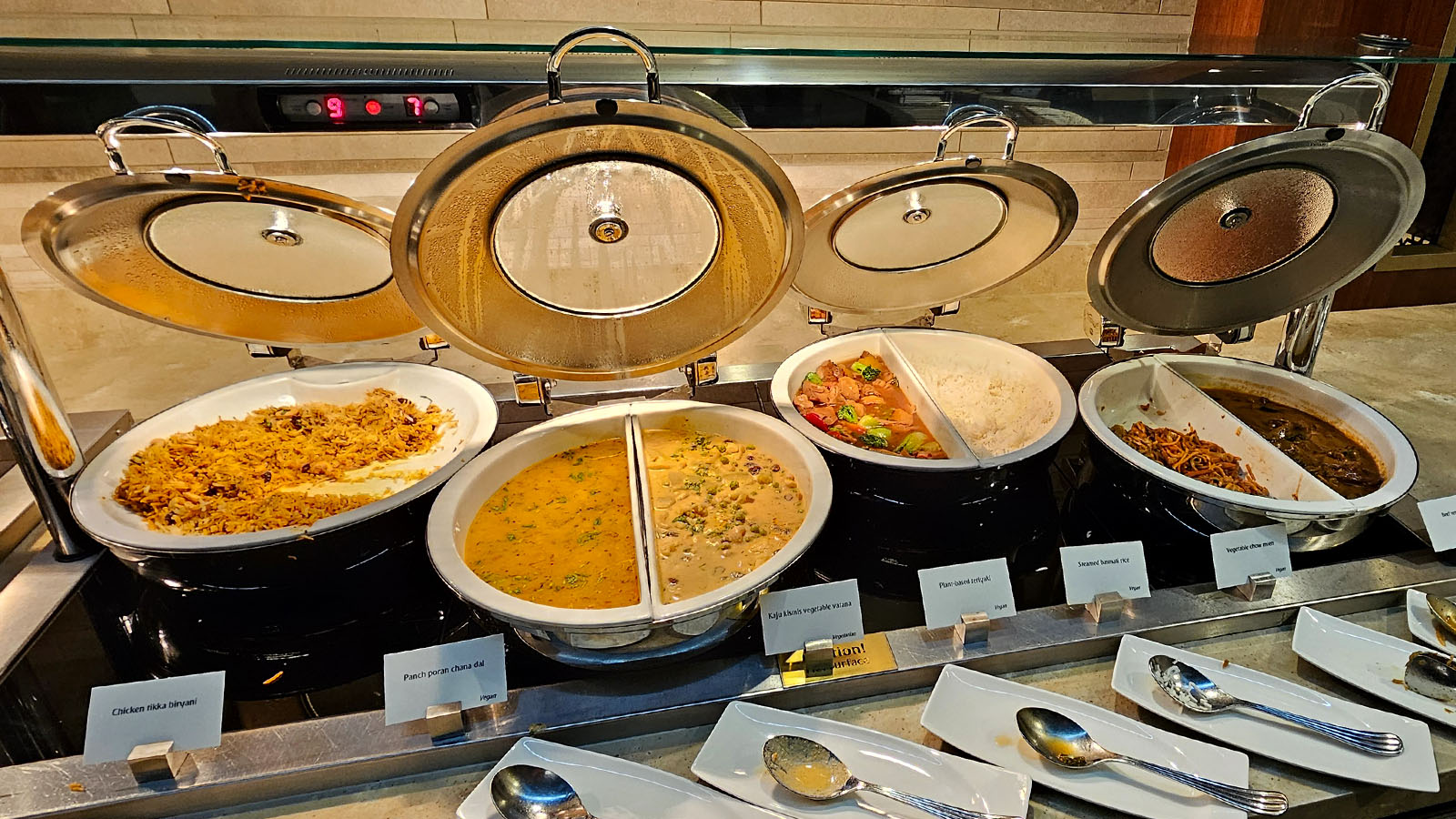 Meals in The Emirates Lounge, Dubai