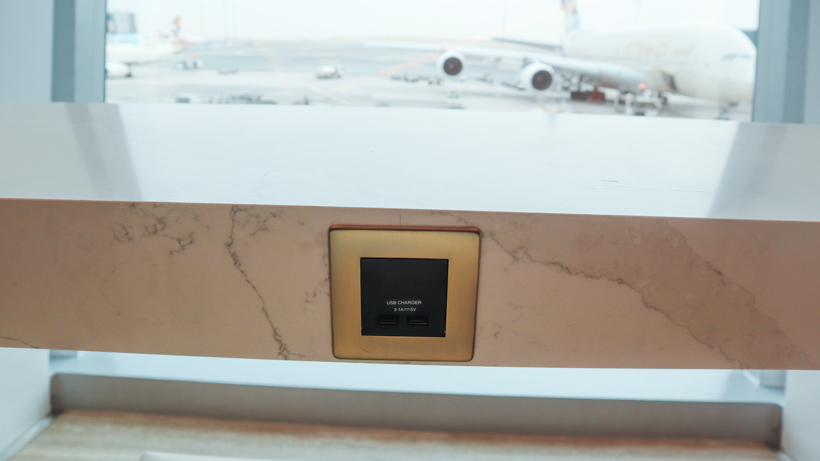 USB-A plug in Etihad Business Class Lounge