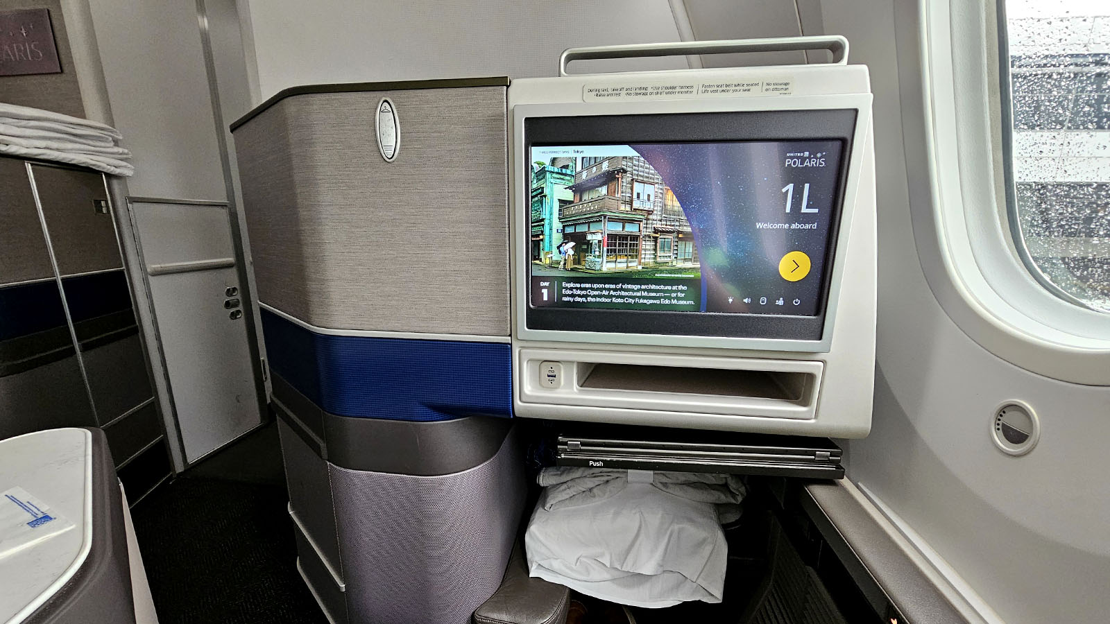 Entertainment in Boeing 787 United Polaris