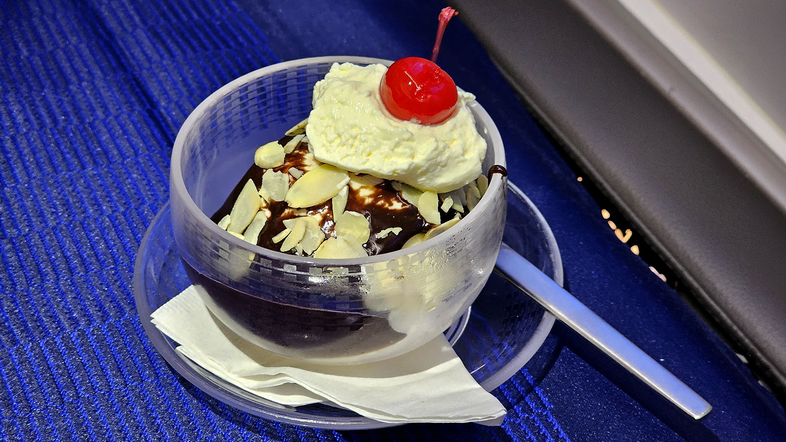 Ice cream in Boeing 787 United Polaris