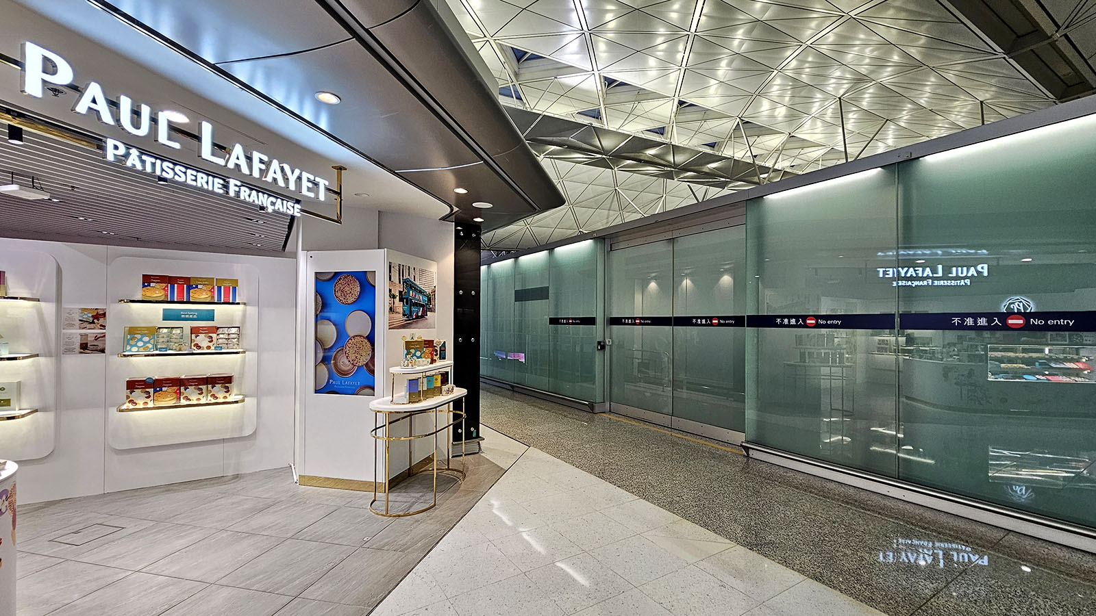 Corridor to the Qantas Hong Kong Lounge