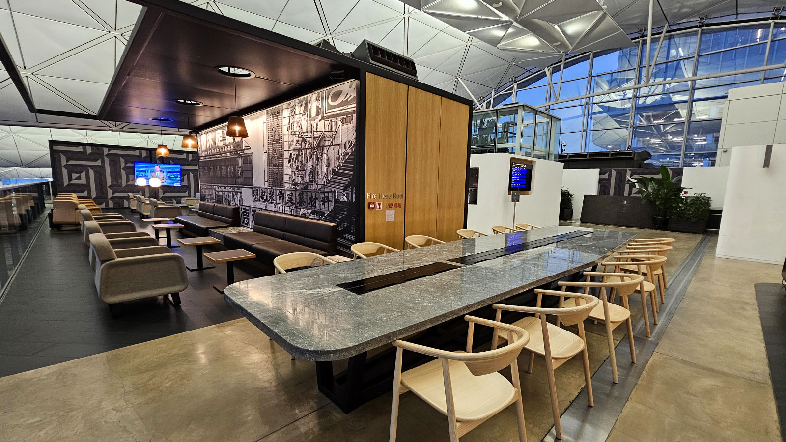 Communal seating in the Qantas Hong Kong Lounge