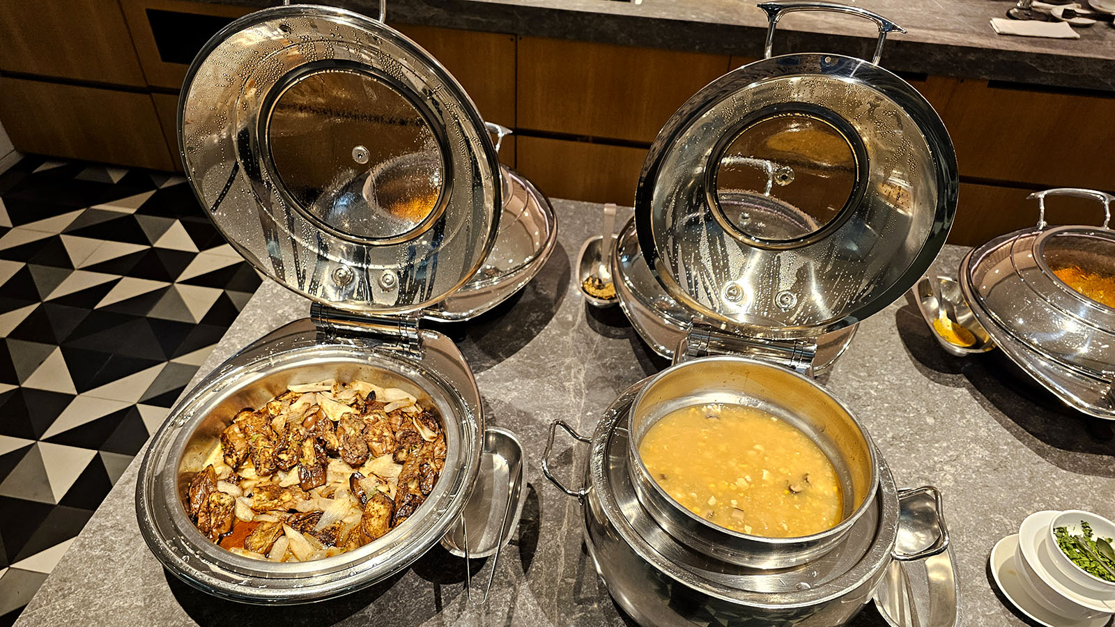 Meals in the Qantas Hong Kong Lounge