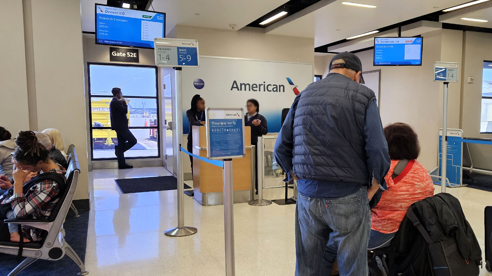 Boarding process in American Airlines Embraer E175 First Class