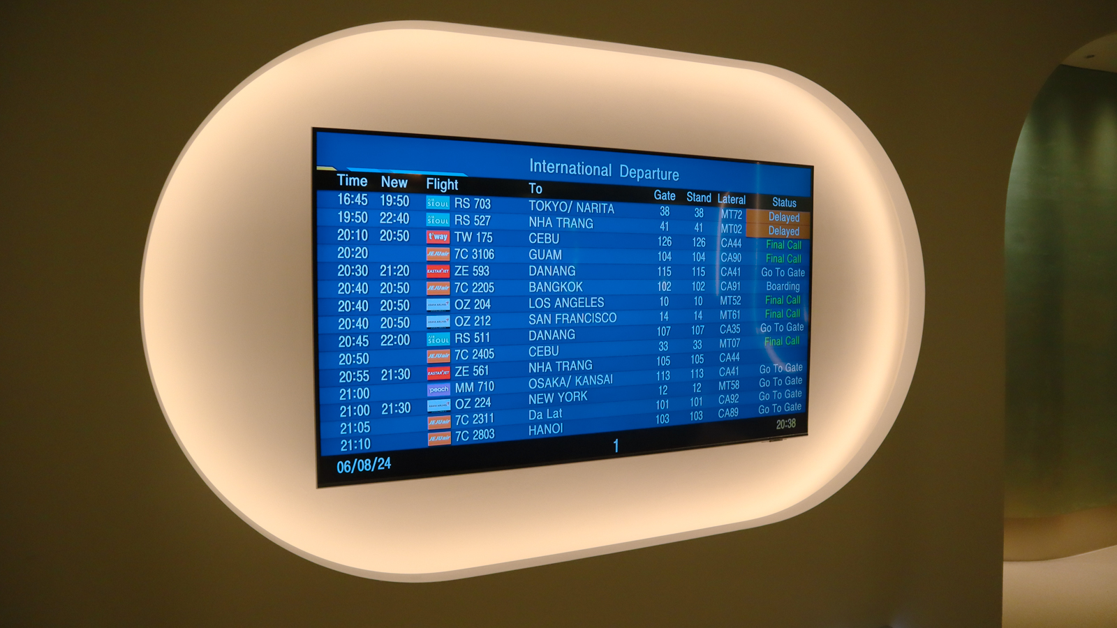 Departures board at oneworld Lounge, Seoul