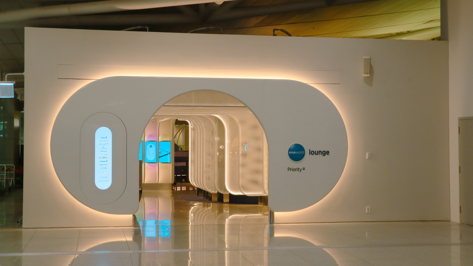 Entrance of oneworld Lounge, Seoul