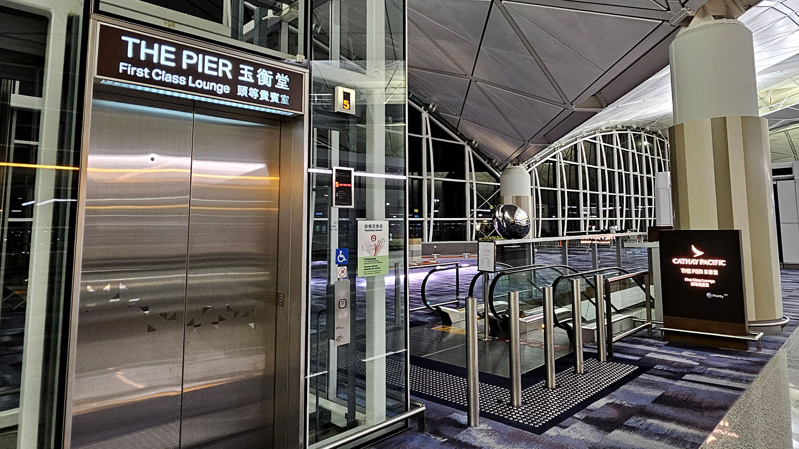 Lift into Cathay Pacific, The Pier First Class