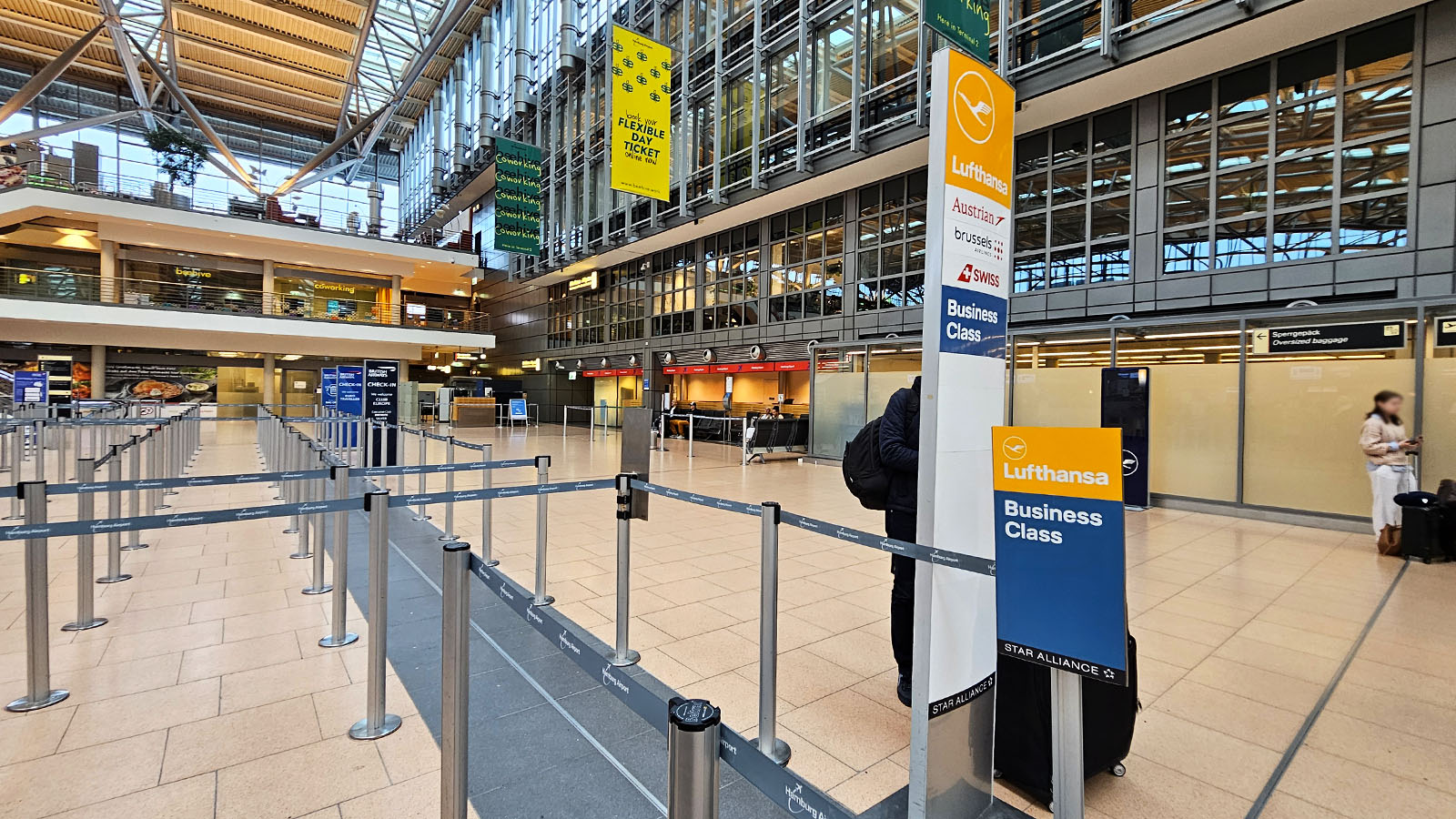 Airport SWISS Embraer E195 E2 Business Class